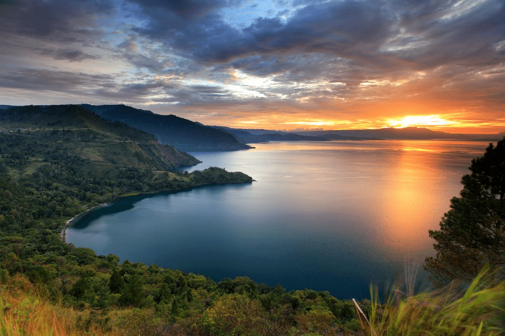 Produk UMKM dan kain ulos khas Danau Toba